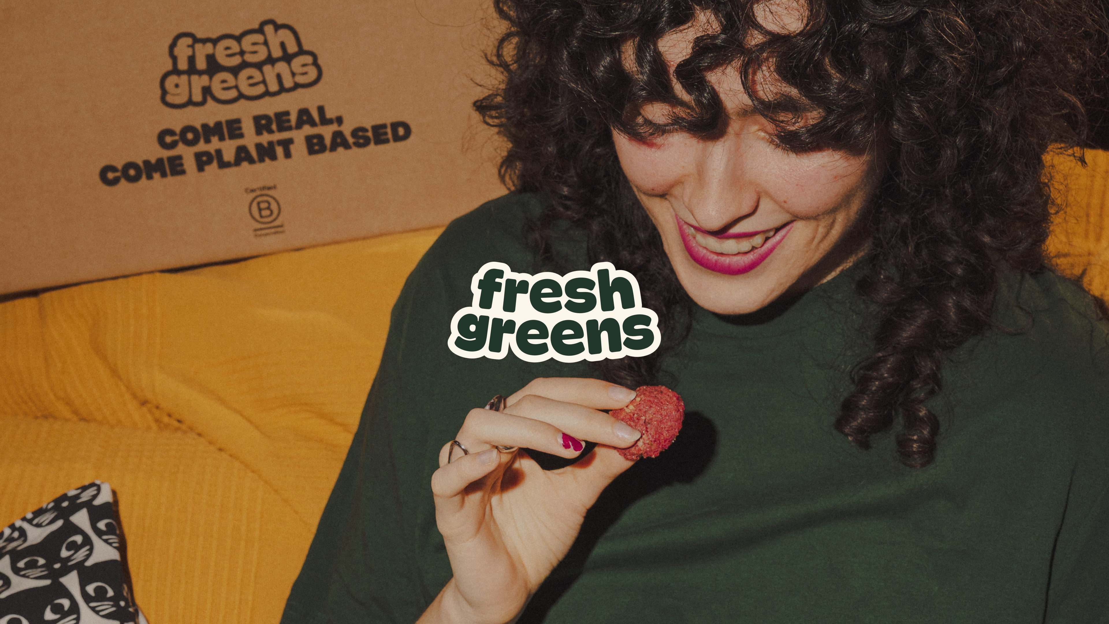 imagen principal del proyecto Fresh Greens, se observa una mujer comiendo falafel y encima de la foto el logotipo de la empresa